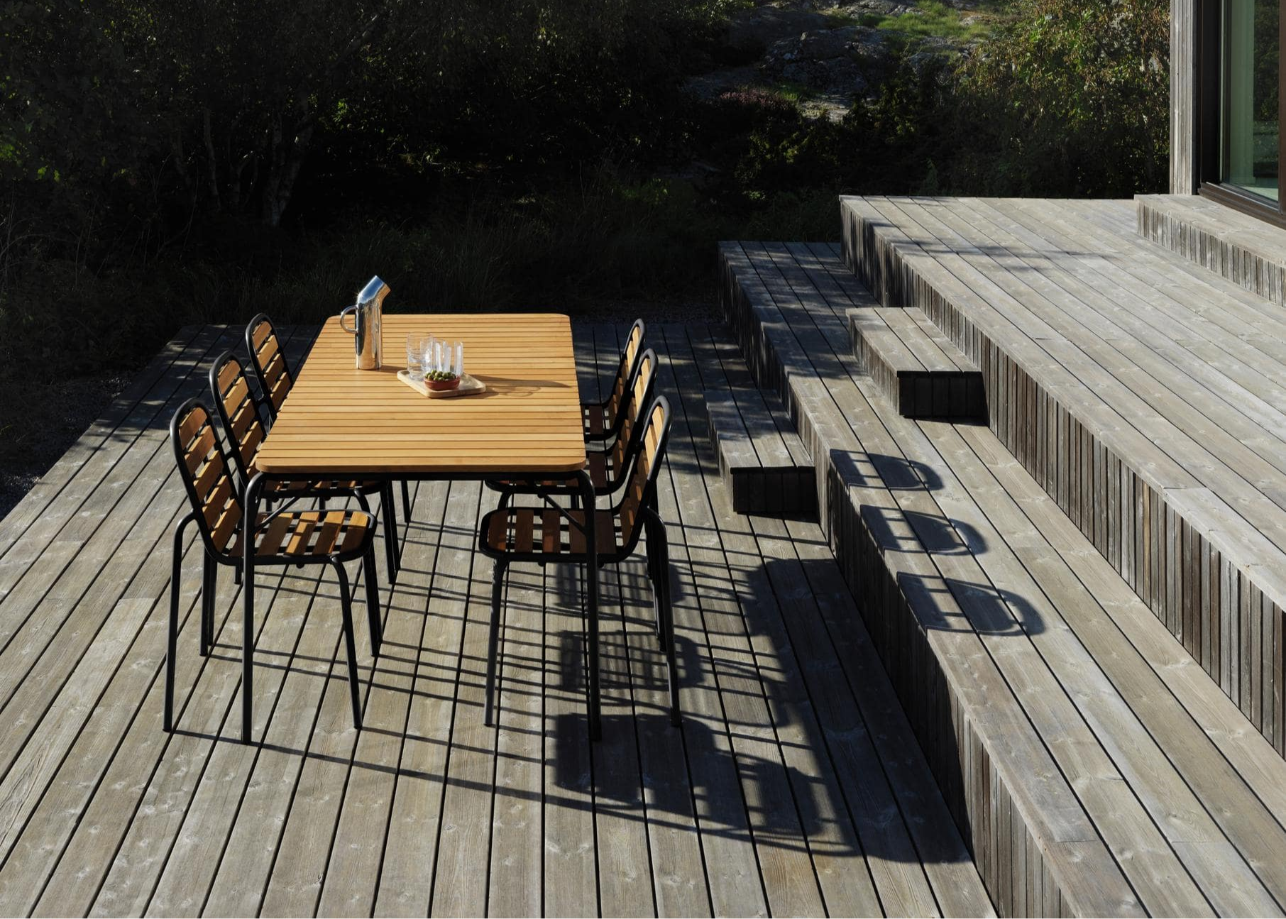 Træbord med 6 stole på en terrasse 