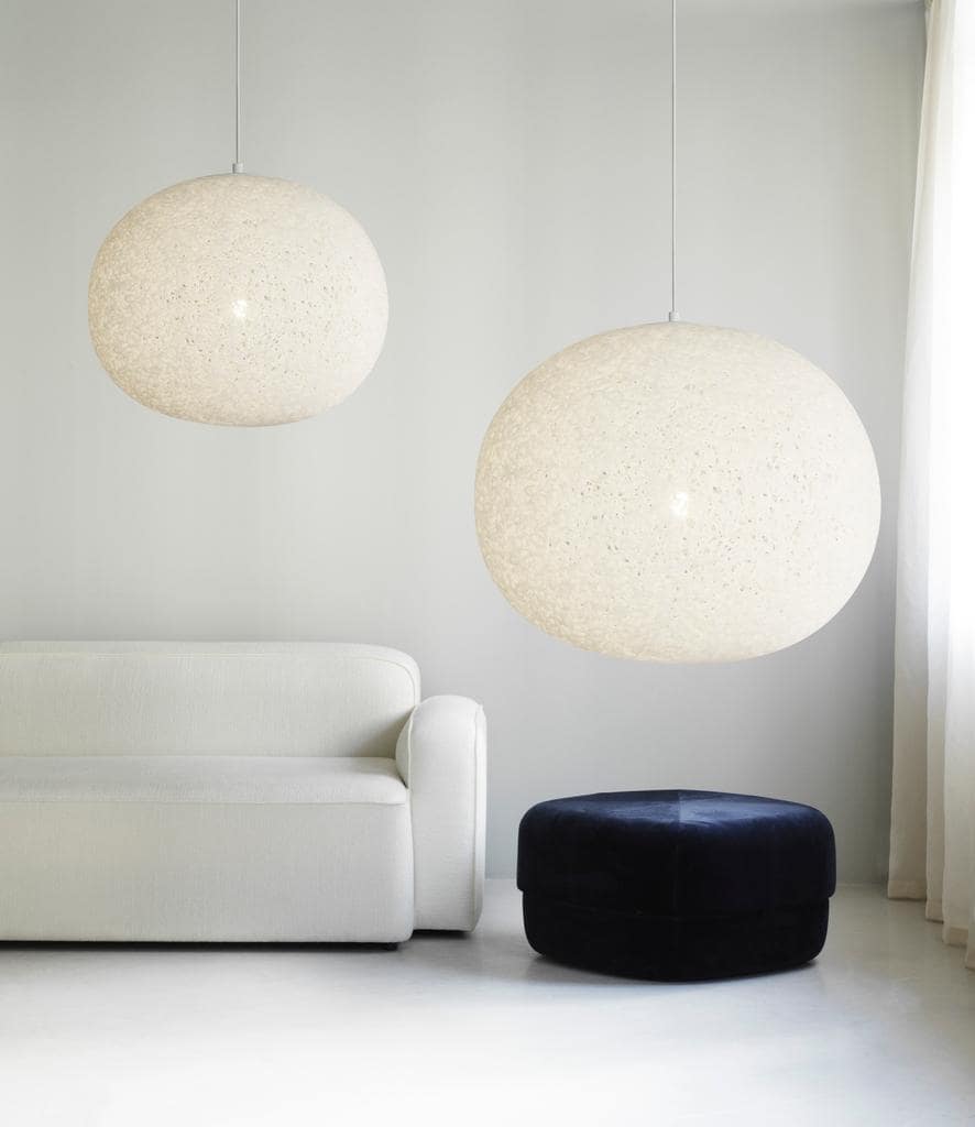 2 store runde lamper over sofa