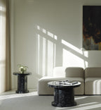 Grå modul sofa og 2 runde sorte sofaborde