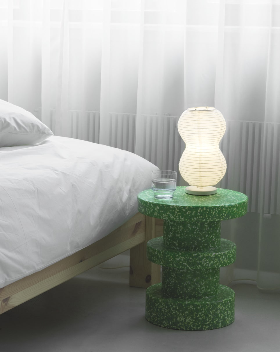 Lille ris papirs lampe på natbord