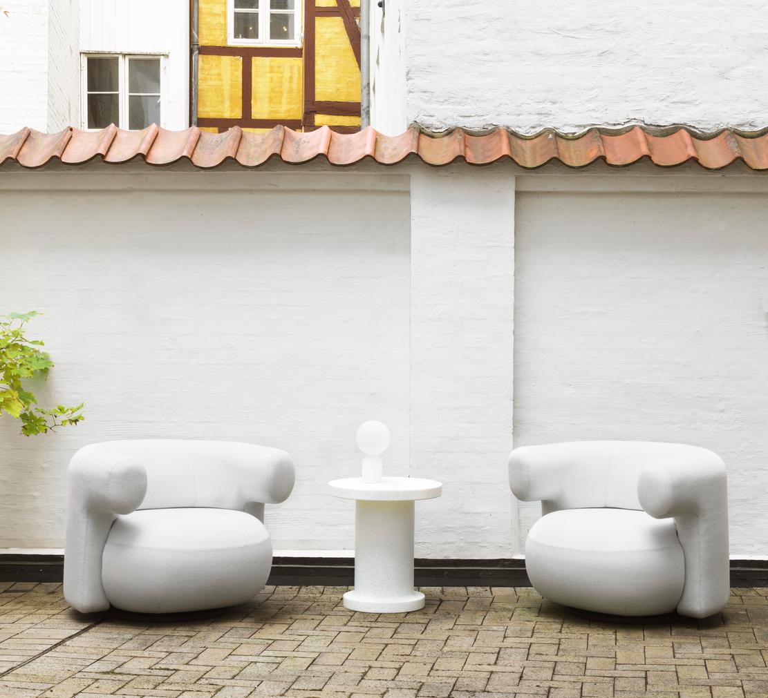 2 loungestole med lille bord i midten