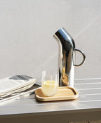 Metal kande stor, med lille træ fad med glas på