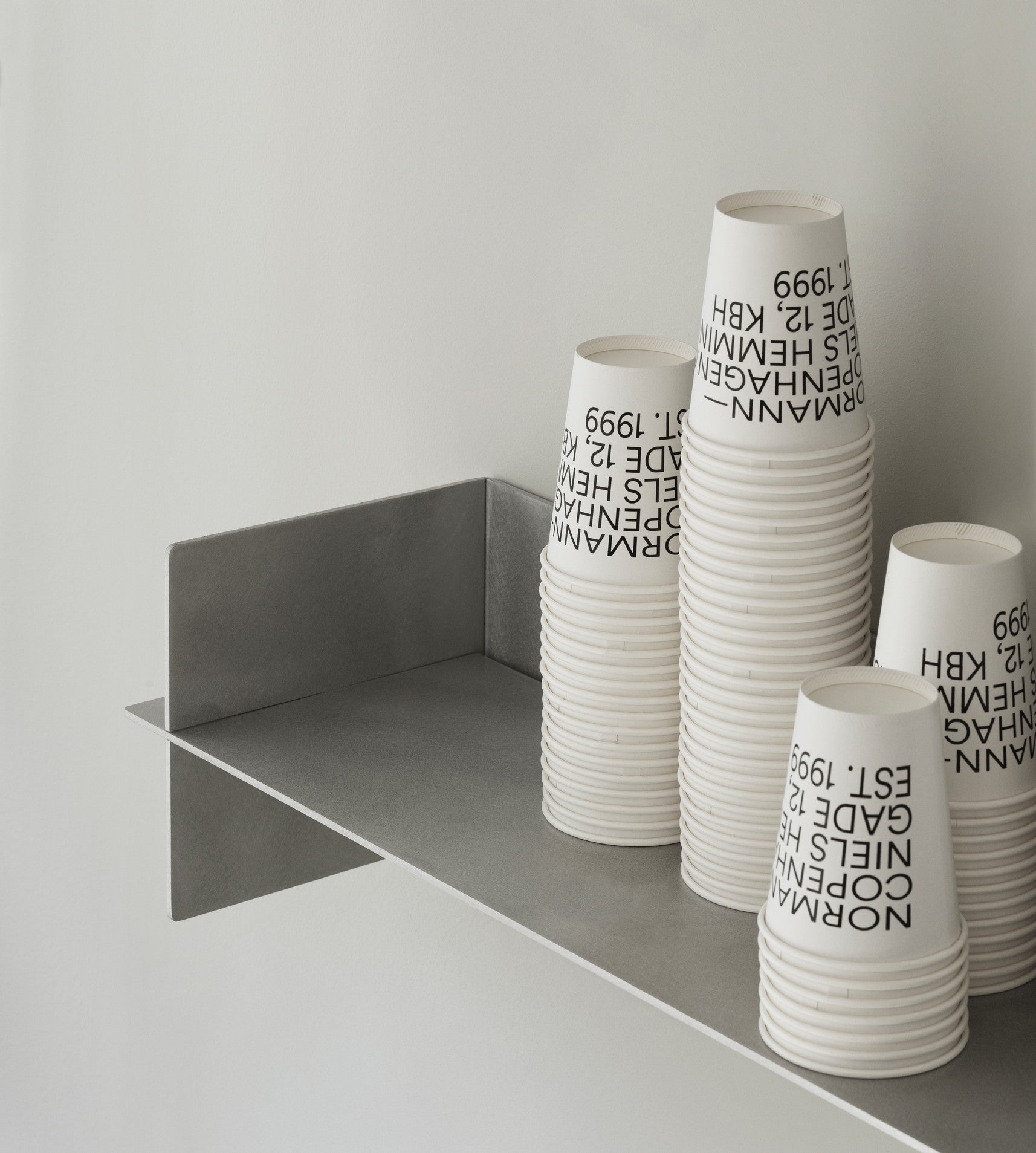 Metalhylde med kopper i 