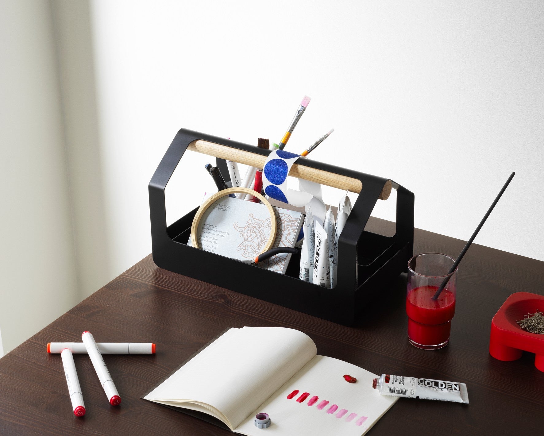 Skrivebord med kontorartikler i kreakasse 