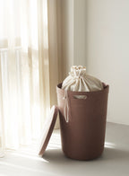 Vasketøjskurv med låg og indbygget vaskepose