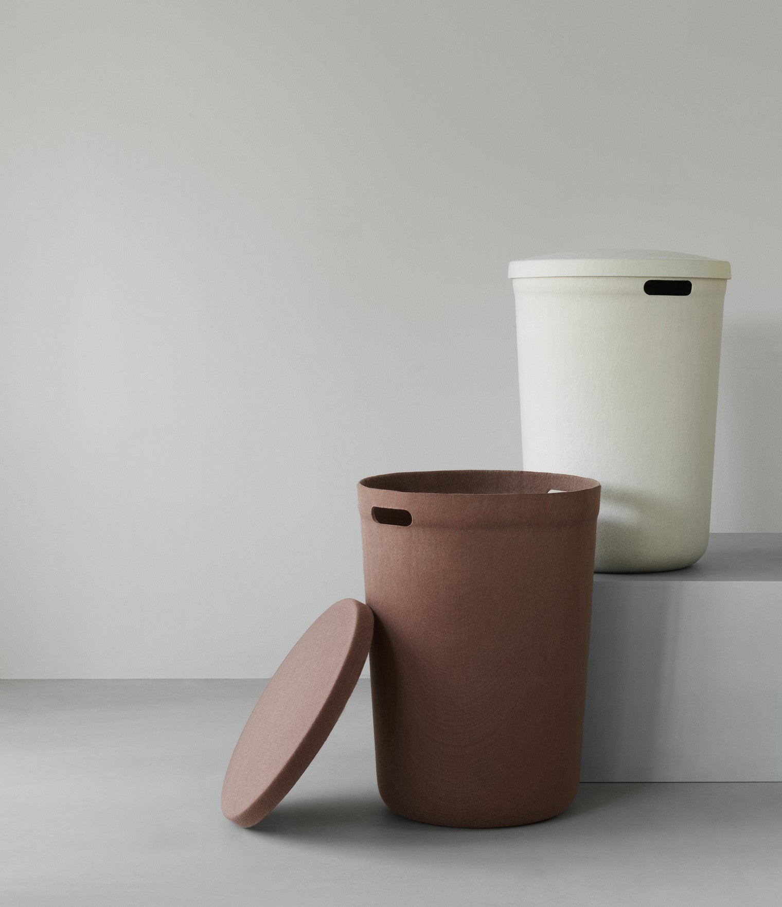 2 vasketøjskurve med låg, i hvid og brun