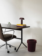 Skrivebord med kontorstol og skraldespand i vinrød