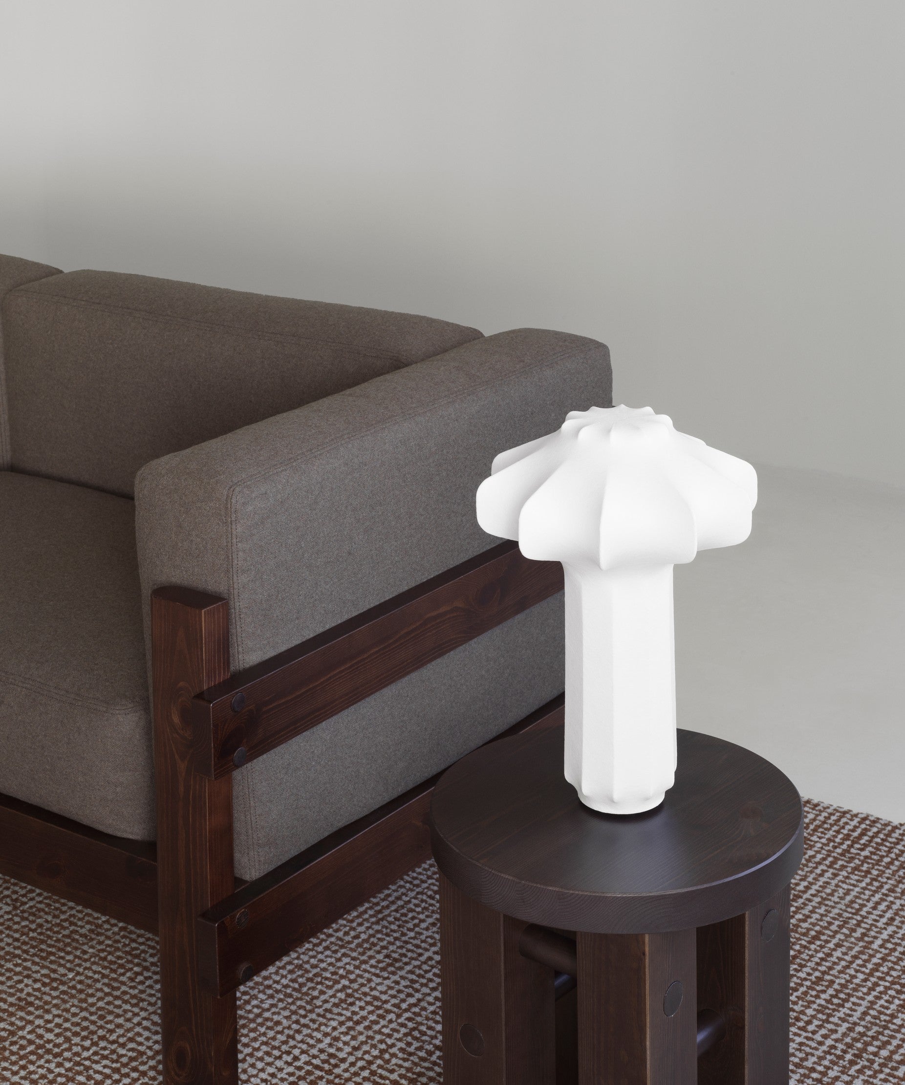 Hvid bordlampe på sort sidebord