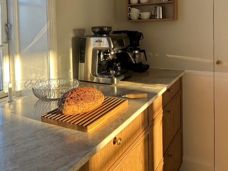 Træskærebræt i køkken med frisk brød