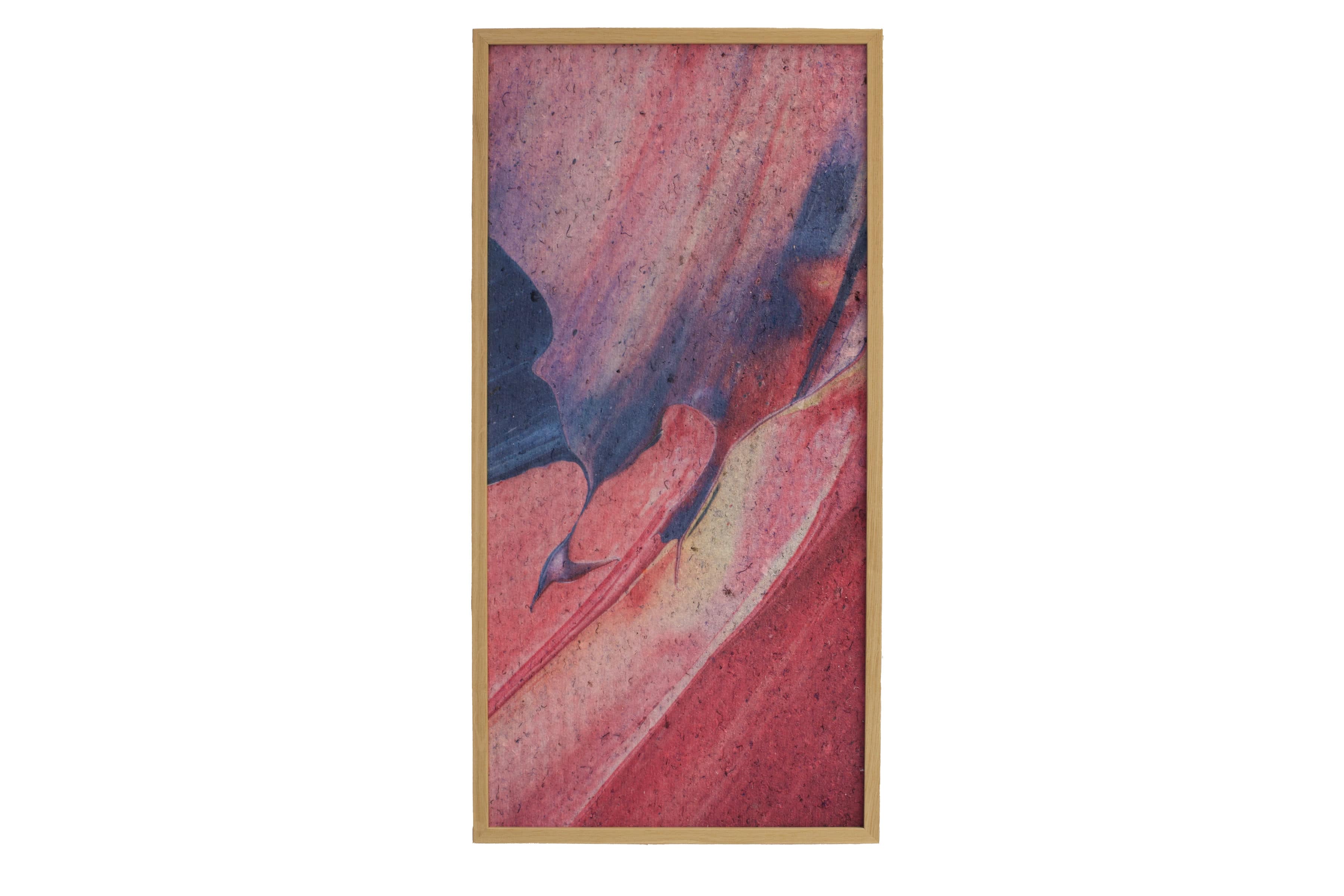 Akustikpanel i røde farver og livligt mønster