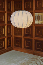 Rund loftlampe i strik i hvid med lys i