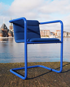Frisvinger stol i koboltblå ud ved havet