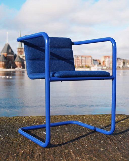 Frisvinger stol i koboltblå ud ved havet