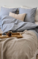 Blåt sengetøj med striber