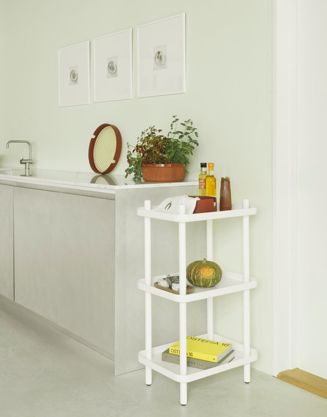 Hvid reol med 3 hylder i køkken med kogebøger og mad