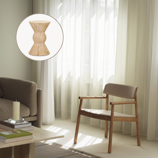 Loungestol af træ i en stue og en træskammel.