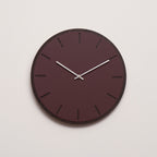 Mørkerødt ur med sølv visere