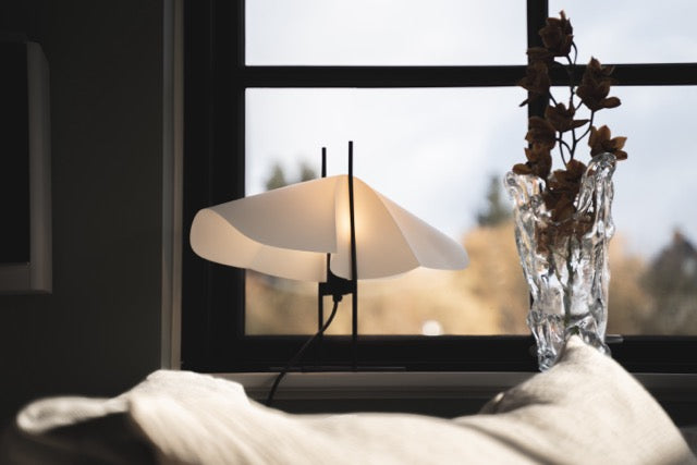 Hvid bordlampe med sorte detaljer