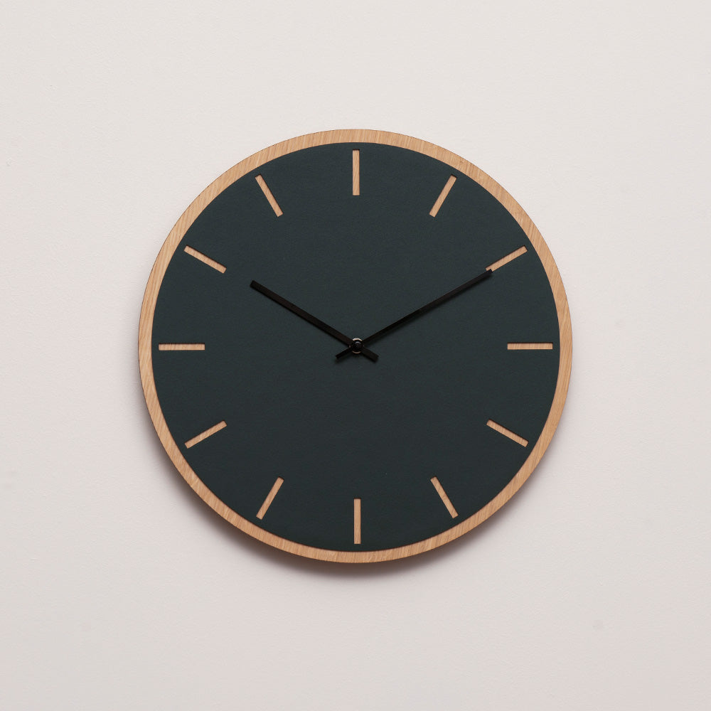 Ur med grøn skive og træramme, og sort viser 