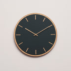 Ur med grøn skive, træramme og kobber viser 