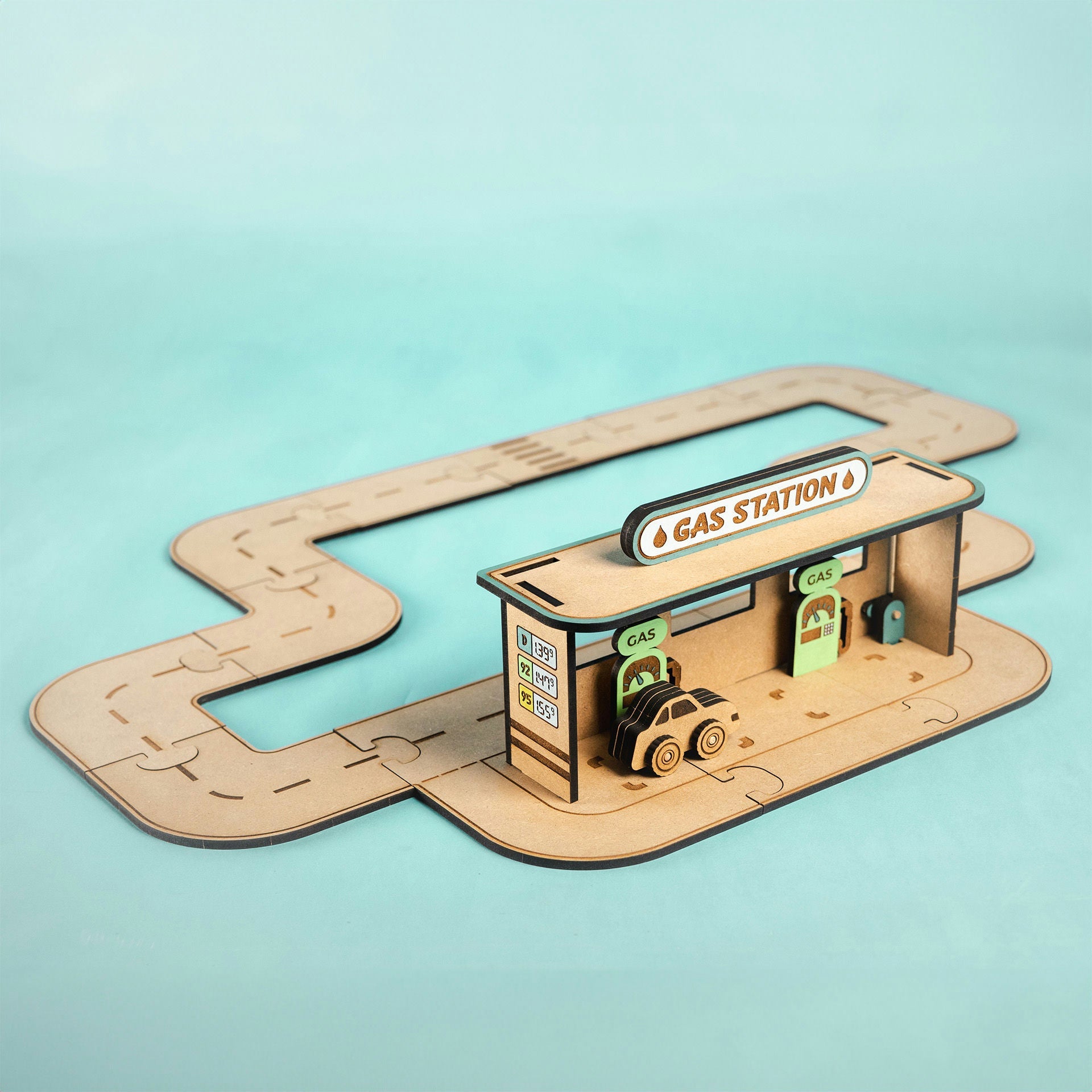 tankstation i træ med kørebane
