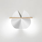 Hvid lampe med egetræs element placeret på hvid væg, foldet ud