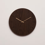 Ur i valnøddetræ med kobber farvet visere