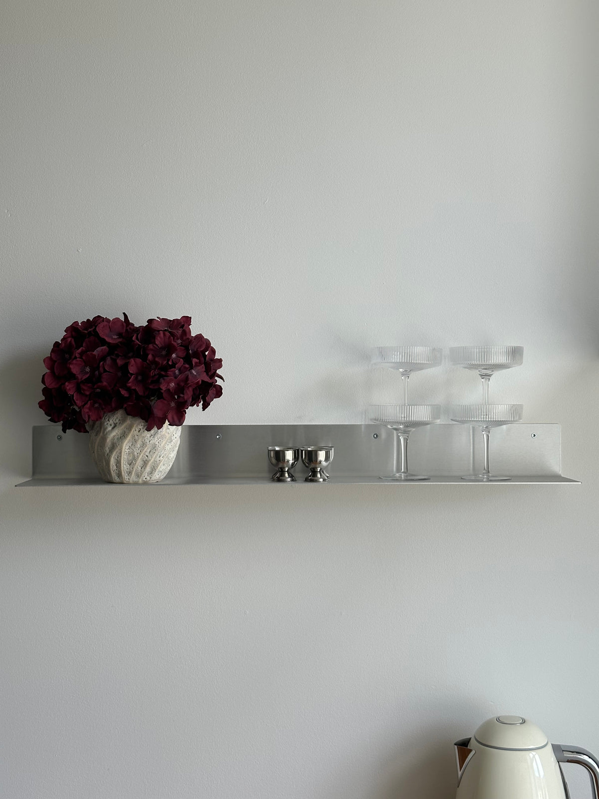 EDGE_02 væghylde i børstet aluminium, 80 cm, fra Rau Studio