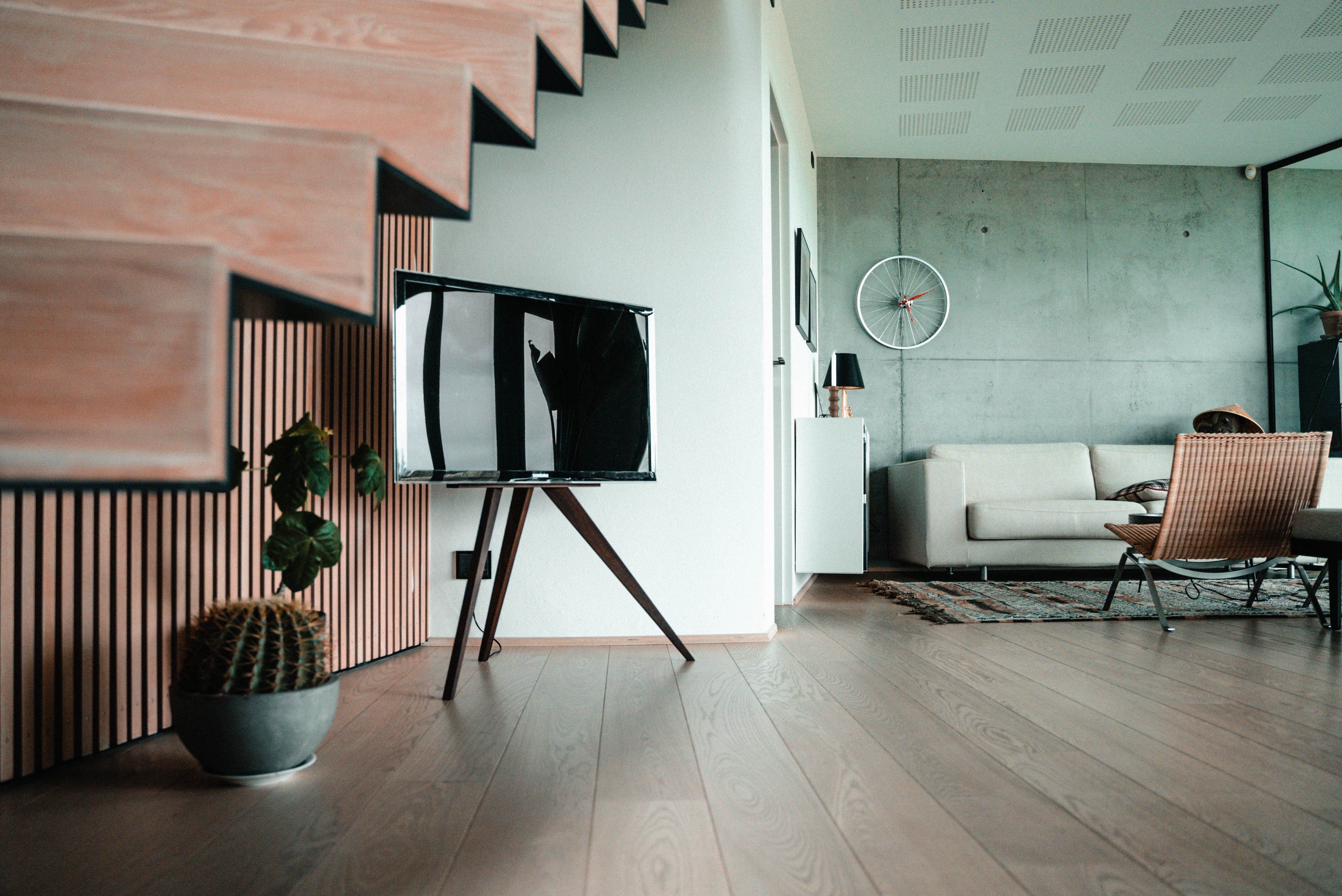 Stue med TV med stativ og sofa 