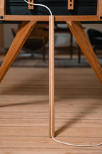 ELLA TV stativ deltaljeret billede med ledning