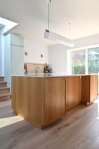 Køkken ø med hvid aflang lampe over