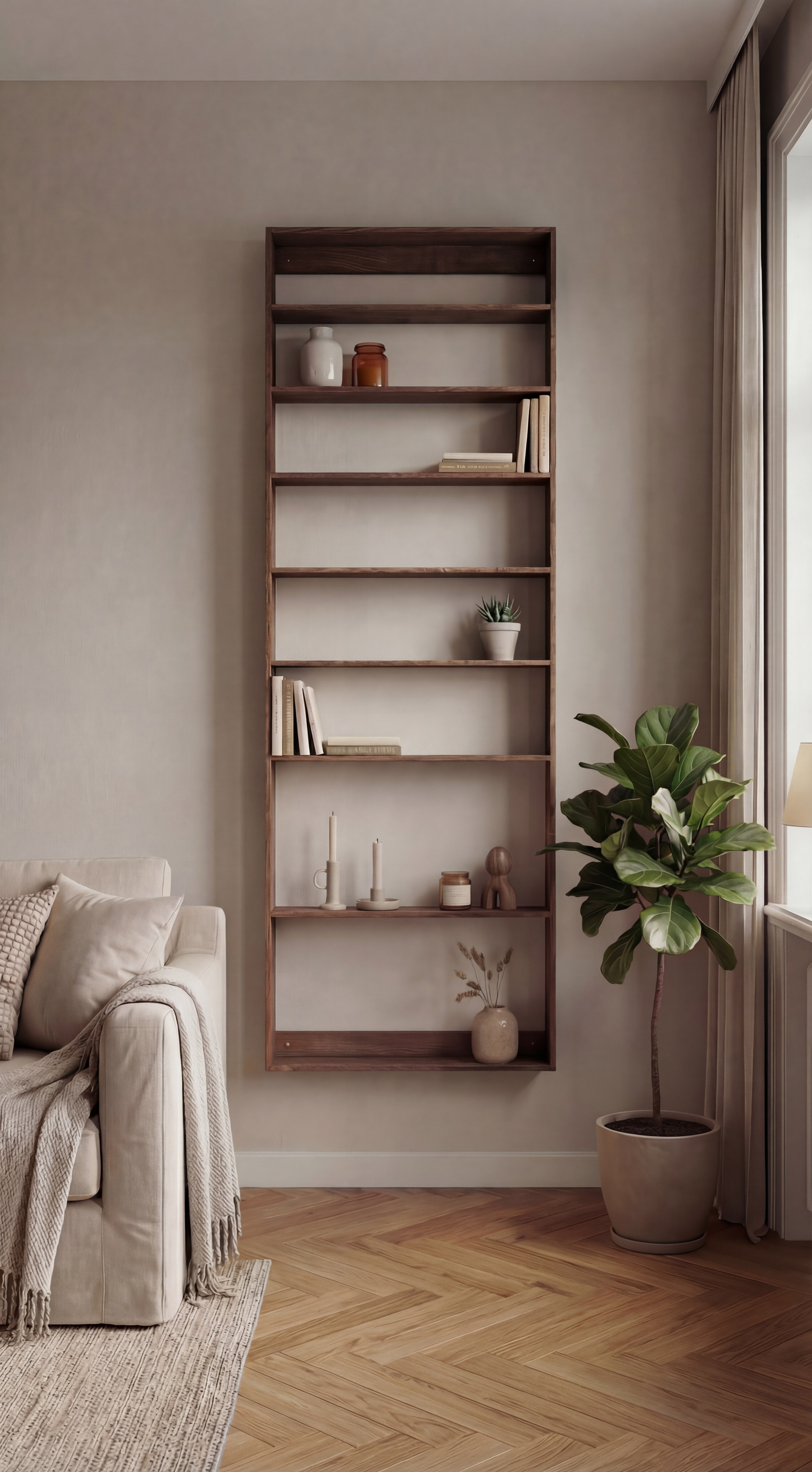 Væghængt træreol med 8 rum i en stue, med en plante og en sofa.