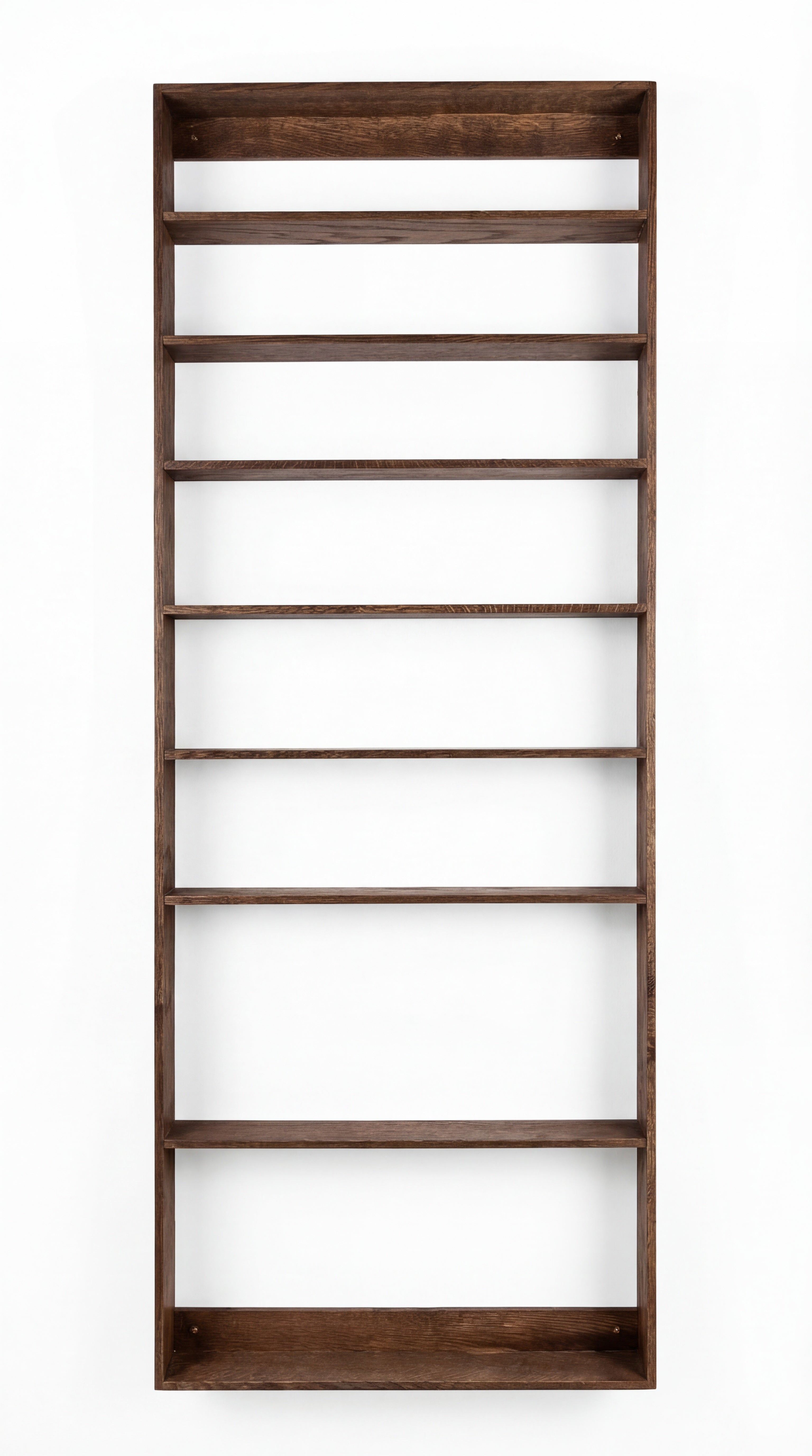 Væghængt træreol med 8 rum, på en hvid baggrund. 