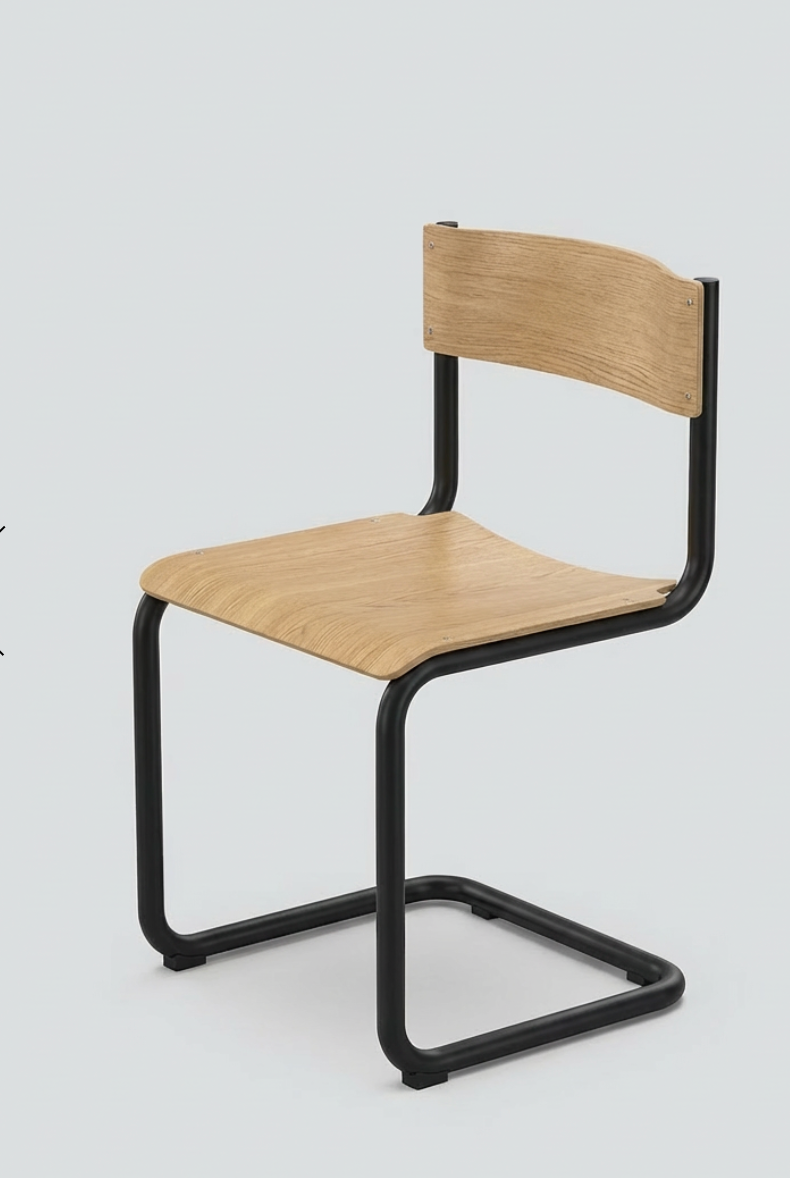 Spisebordsstol i sort metal med sæde samt ryglæn i træ