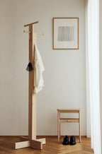 Stumtjener i eg med jakke på i entre