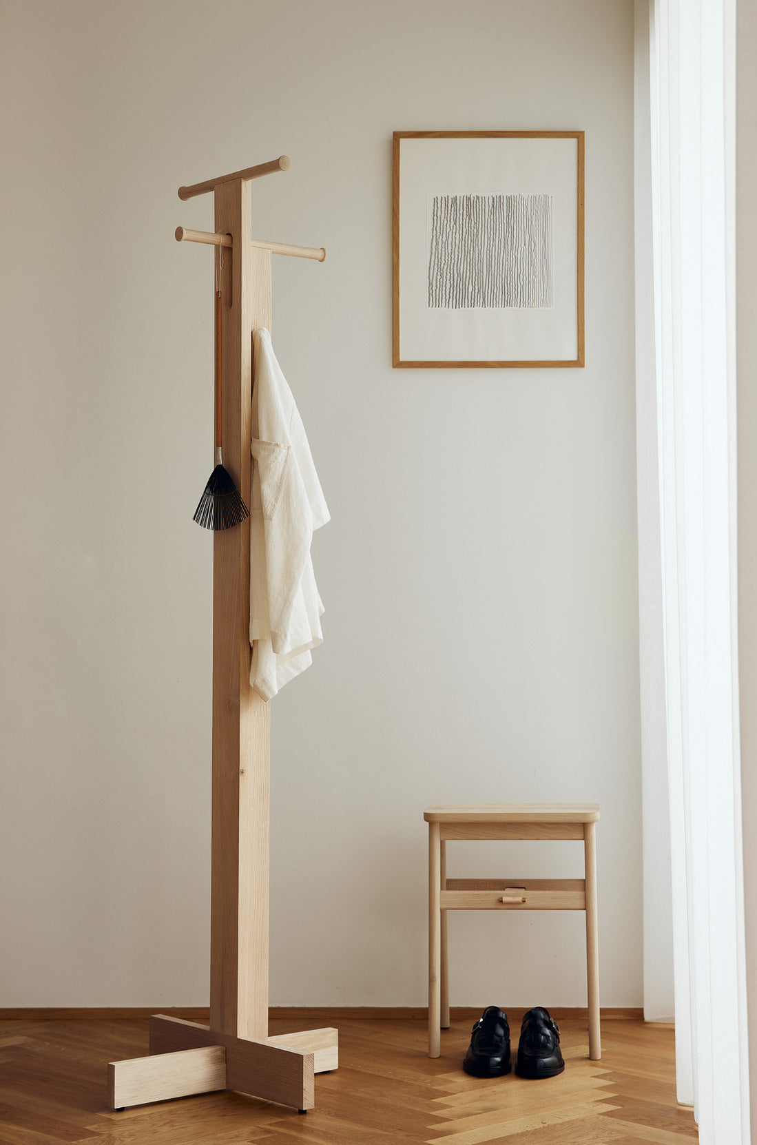 Stumtjener i eg med jakke på i entre