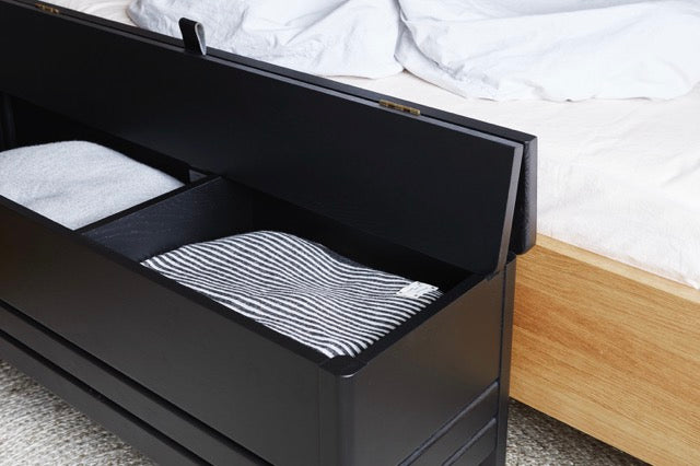 Sort bænk med opbevaring 