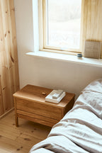 Soveværelse med lille træ kommede med skuffer 