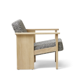 Loungestol i eg fra siden af 