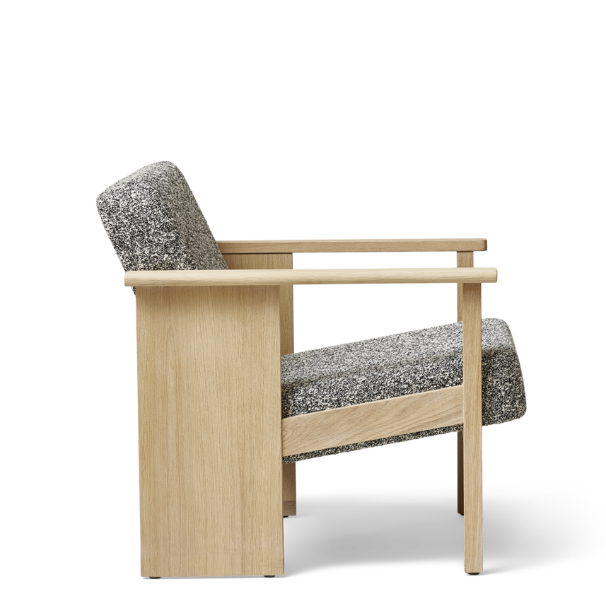 Loungestol i eg fra siden af 