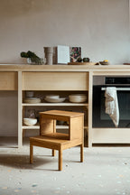 Køkken med skammel med 2 trin i eg