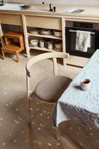 Køkken med lille bord og spisebordsstol