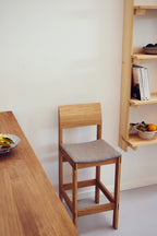 Barstol i eg og polstring på sæde