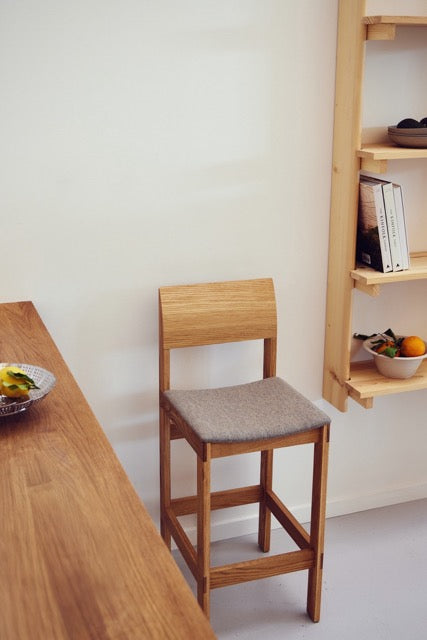 Barstol i eg og polstring på sæde