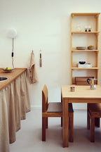 Køkken med firkantet bord + 2 spisebordsstole i eg 