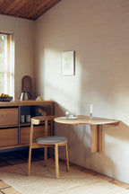 Væghængt bord og spisebordsstol