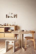 Rundt spisebord, skammel og spisebordsstol 