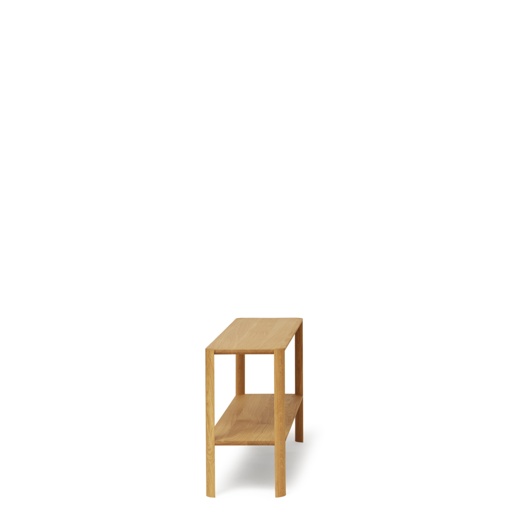 Lille træ reol set fra siden af