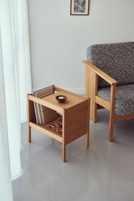 Sidebord med opbevaring til magasiner 