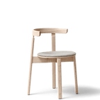 Spisebordsstol i lys træ med polstret sæde